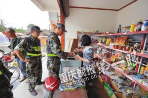 　　■救援人员硬把钱塞给超市老板的女儿，但老板最后只收取了该商品的半价。