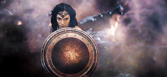 前段时间,《蝙蝠侠大战超人》里饰演神奇女侠的盖尔·加朵,靠身材和