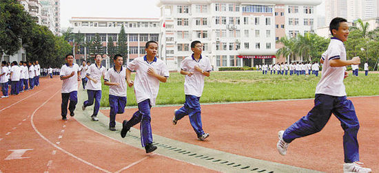 学生在操场跑步(资料图片)