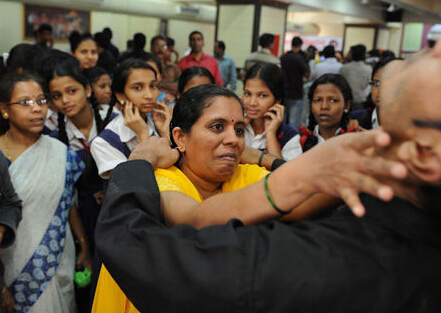 印度女子遭6男轮奸 被<em>逼裸体</em>游街当众喝尿-手