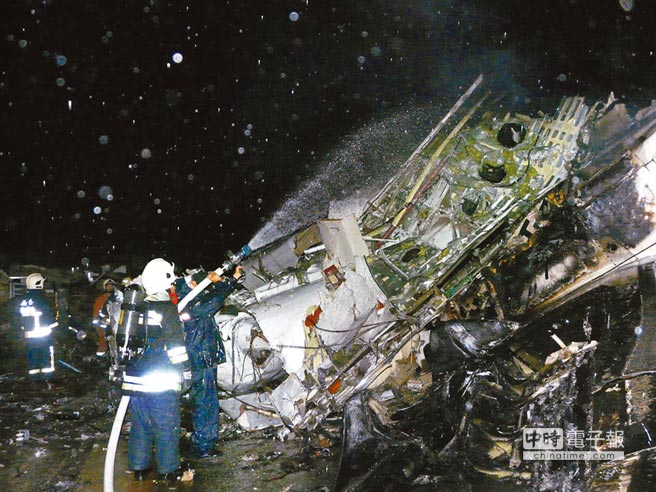 台湾空难现场凄风苦雨 台媒:车压垮 尸挂墙 如炼狱