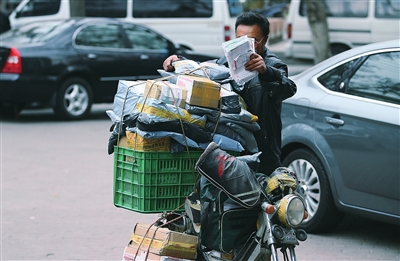 凤凰知道2014年9月25日:他骑着电动车改变中国