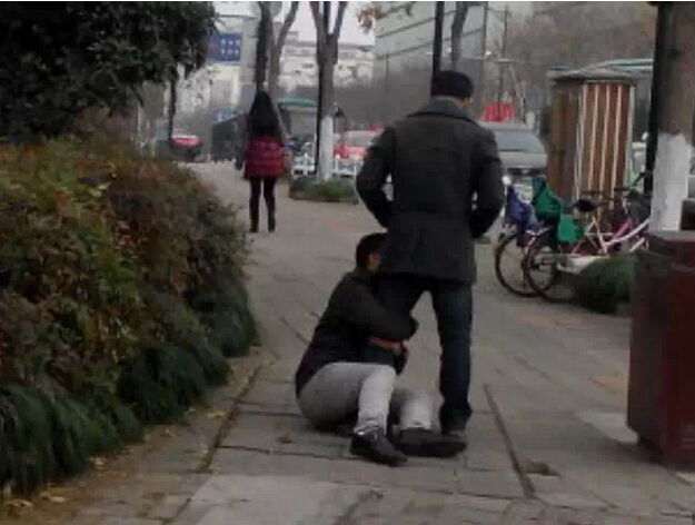 杭州街头,两个男人,抱大腿,赖地,7个小时