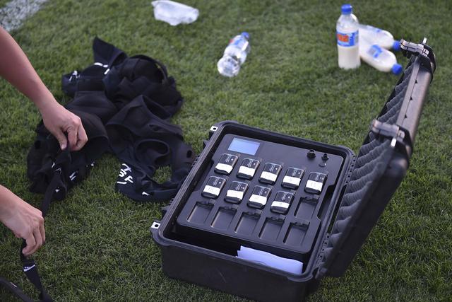 国足戴神器检测体能 李铁凑人数表现还真不赖