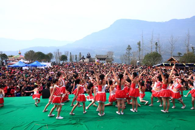 南江小学生赤膊光膀寒风中跳舞,庆祝当地"酥肉节".