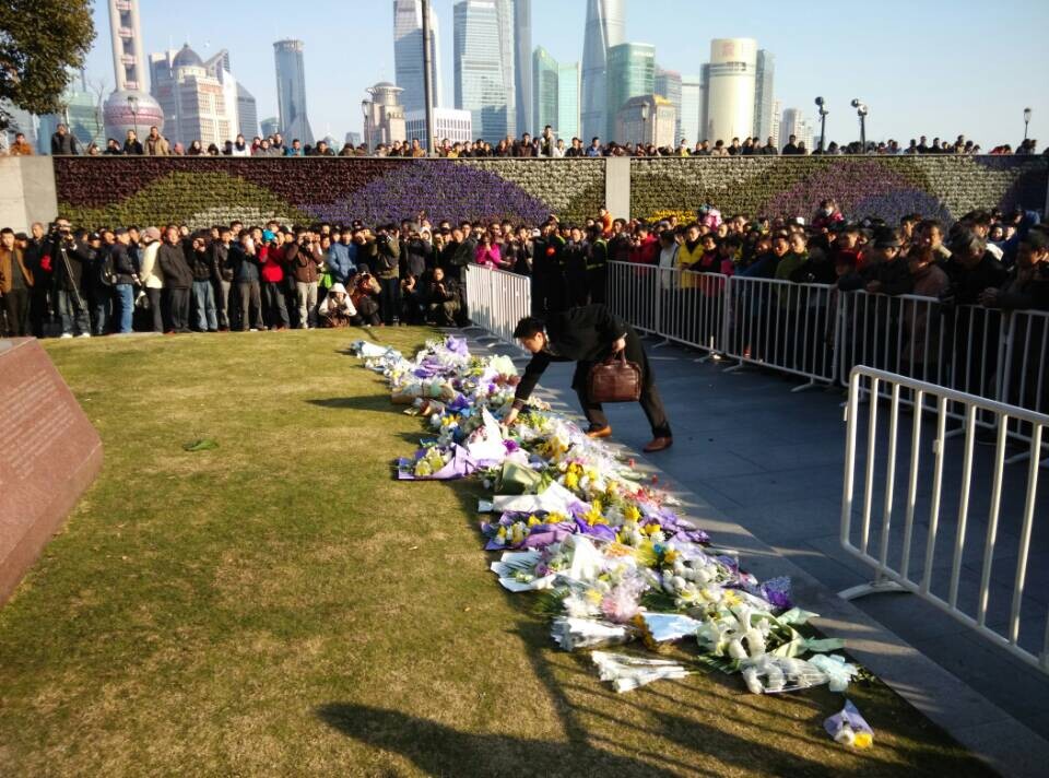 外滩踩踏事故发生后的现场,有群众在陈毅广场献花致哀思.