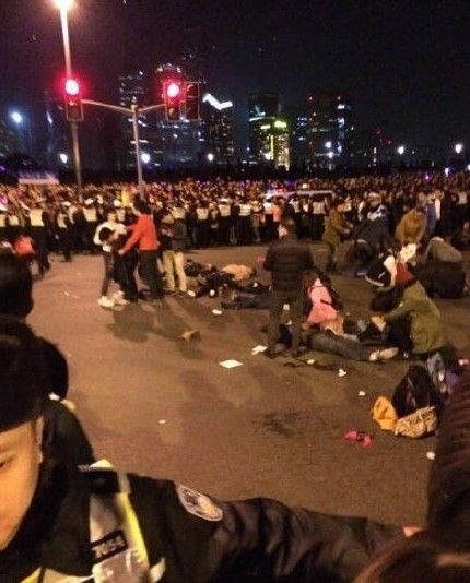 上海市黄浦区外滩陈毅广场发生群众拥挤踩踏事故,致35人死亡,42人受伤