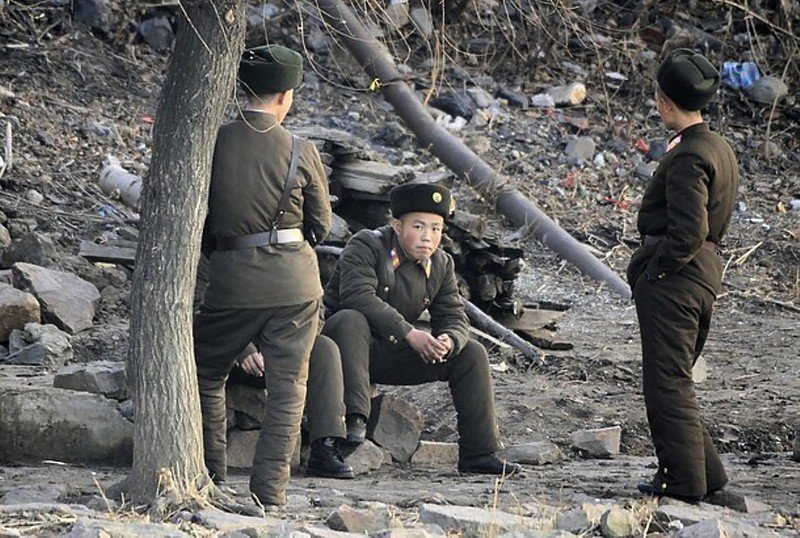 中朝边境:愤怒的朝鲜士兵 几名朝鲜人民军士兵在聊天.