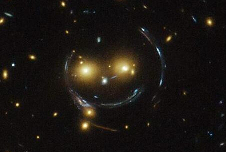 哈勃拍摄星系团:跨越星际对人类"微笑"