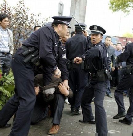 [凤凰知道]为什么有人反对设立袭警罪?