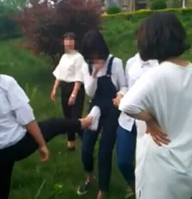 山东8名女生群殴女同学 对镜头比"剪刀手"拍照