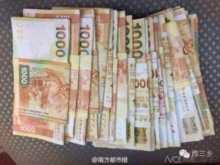 多名球童称,发红包的是来自澳门的富豪陈明金,此举是为了兑现他此前的