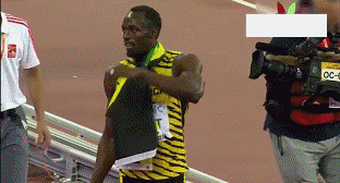 博尔特被摄像师撞倒 开玩笑称