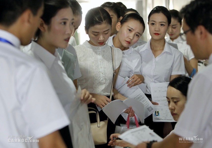 上海空乘招31人 600多俊男美女报名