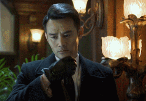 这两个角色居然是同一个人！