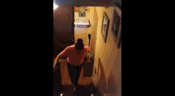 他发现自己女友劈腿后 决定用
