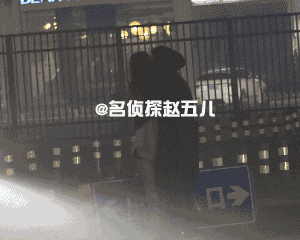 王思聪与女友当街激吻 苦等出租车直奔酒店