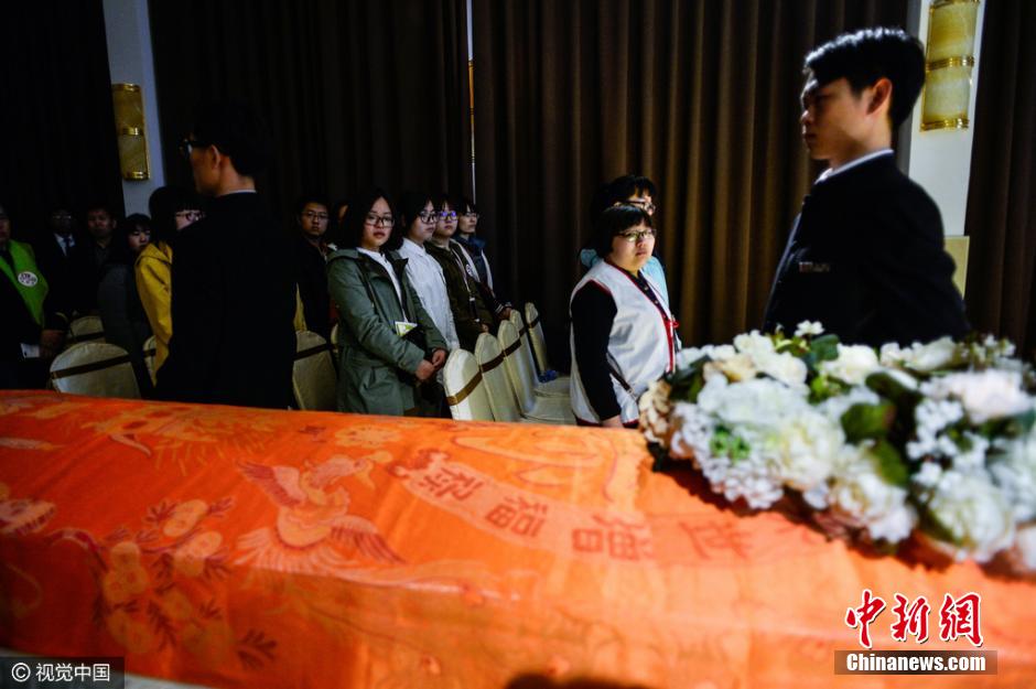天津市民躺棺材体验"死亡"