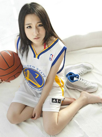 比基尼美女穿金州7号向林书豪致敬。