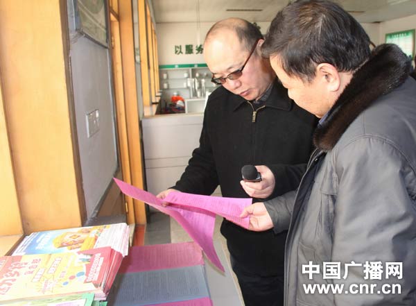 中央台“沂蒙春早”报道组记者王凯在采访山东临沂莒南县供销社经理李建伟