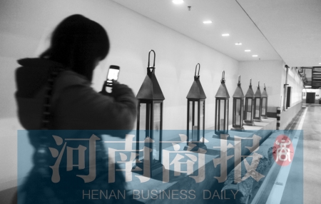 郑州一地下车库内有7盏马灯 象征守望吉祥仪式