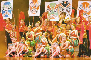 　　小白鸽舞蹈团的孩子们在表演节目。　　（资料图）
