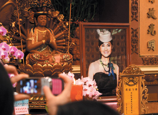 凤飞飞病逝，不少歌迷昨天前往桃园县大溪镇佛光山宝塔寺追思。