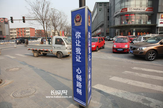 廊坊:新交通安全宣传提示牌亮相街头(图)