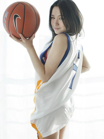 据推测美女在拍摄时林书豪应该尚未如此爆红！(图／翻摄自网络)