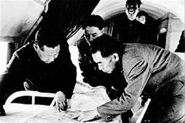 1958年4月，周恩来与习仲勋在河南视察时，在飞机上研究三门峡水库建设情况。