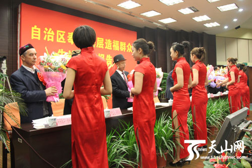 工作人员向8位优秀基层党员干部代表献花