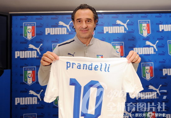 意大利男足新闻发布会 普兰德利携爱徒秀客场