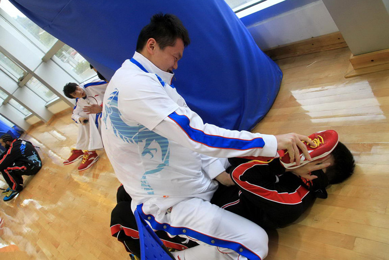 2012年2月18日，2012年CBA全明星赛，官方写真照拍摄花絮，朱芳雨“施暴”吕晓明。本图片由Osports全体育图片社独家提供，严禁个人、媒体转载。