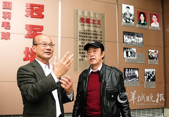 　　派山（左）在雷铭基陪同下参观“冠军墙”  羊城晚报记者 郑迅 摄