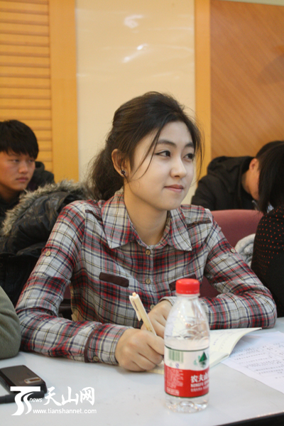 参加座谈会的新疆大学政管学院学生祖白热·艾尔肯