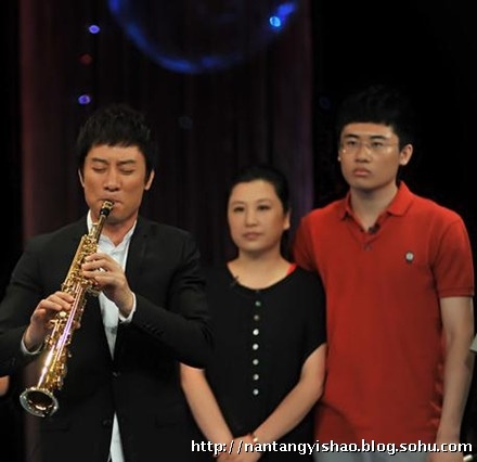 江涛罕见的全家合影。(图片来源:人民网)