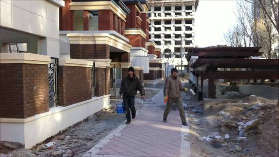 楼间距最窄处只有3至4米，楼间通道宽度不到两米