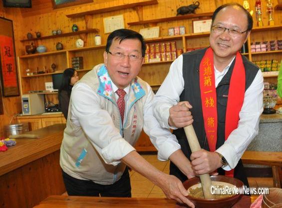 郑立中（右）20日走访台湾新竹县北埔乡，在新竹县长邱镜淳（左）陪同下，体验擂茶的滋味。