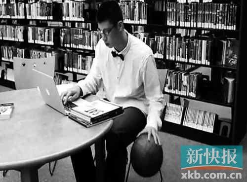 ■林书豪在视频中介绍戴眼镜的好处。