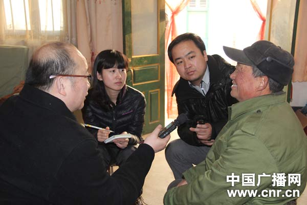 中央台“沂蒙春早”报道组在山东临沂莒南县石莲子镇村民家中采访。