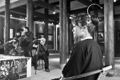 为向伟大的汤姆逊致敬,日前,福建画报社主办了三坊七巷主题摄影展。图为,模特的百年前扮相引来众多拍摄爱好者。