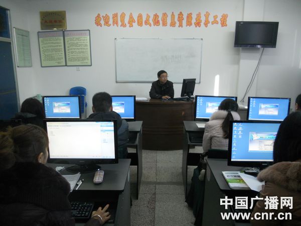 太湖县图书馆的电子阅览室（中国之声记者张庶卓摄）