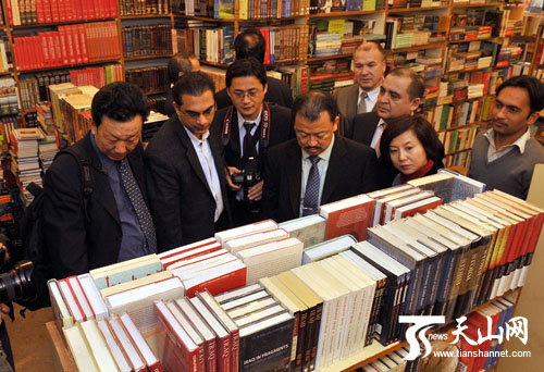 中国新疆新闻出版交流代表团成员与萨义德书店负责人交流。沈桥摄影