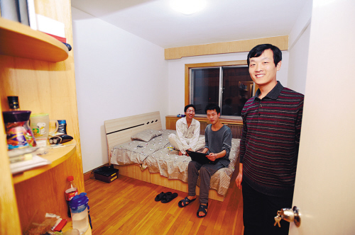 昨天，三名拎包入住安图小区14单元301室的大学生享受“新家”