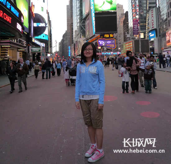 郝煜在纽约的时代广场。