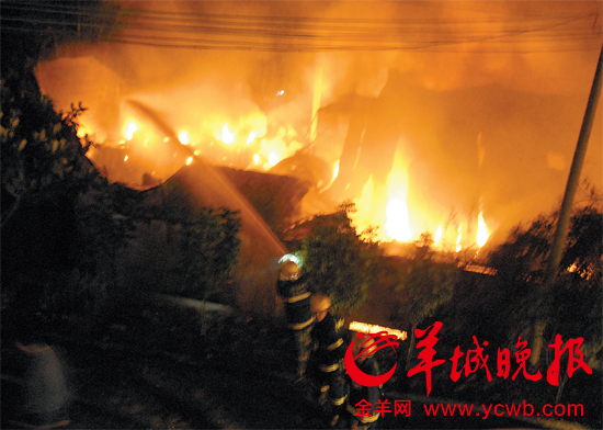 现场一片火海,用石棉瓦搭建的简易厂房屋顶已被烧穿 羊城晚报记者 艾