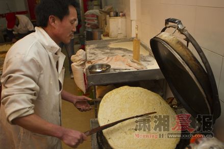 荷花池这家店还在卖剁饼 长沙妹子尝后觉得更像改良的