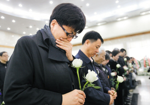 　　图左、图右：　　亲朋故友沉痛送别袁机。