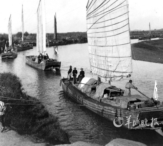 　　由当地民船组成的美军运输船队通过白河向北京运送物资。