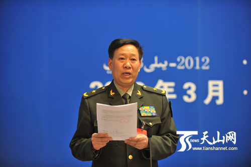 新疆军区司令员彭勇宣读表彰决定